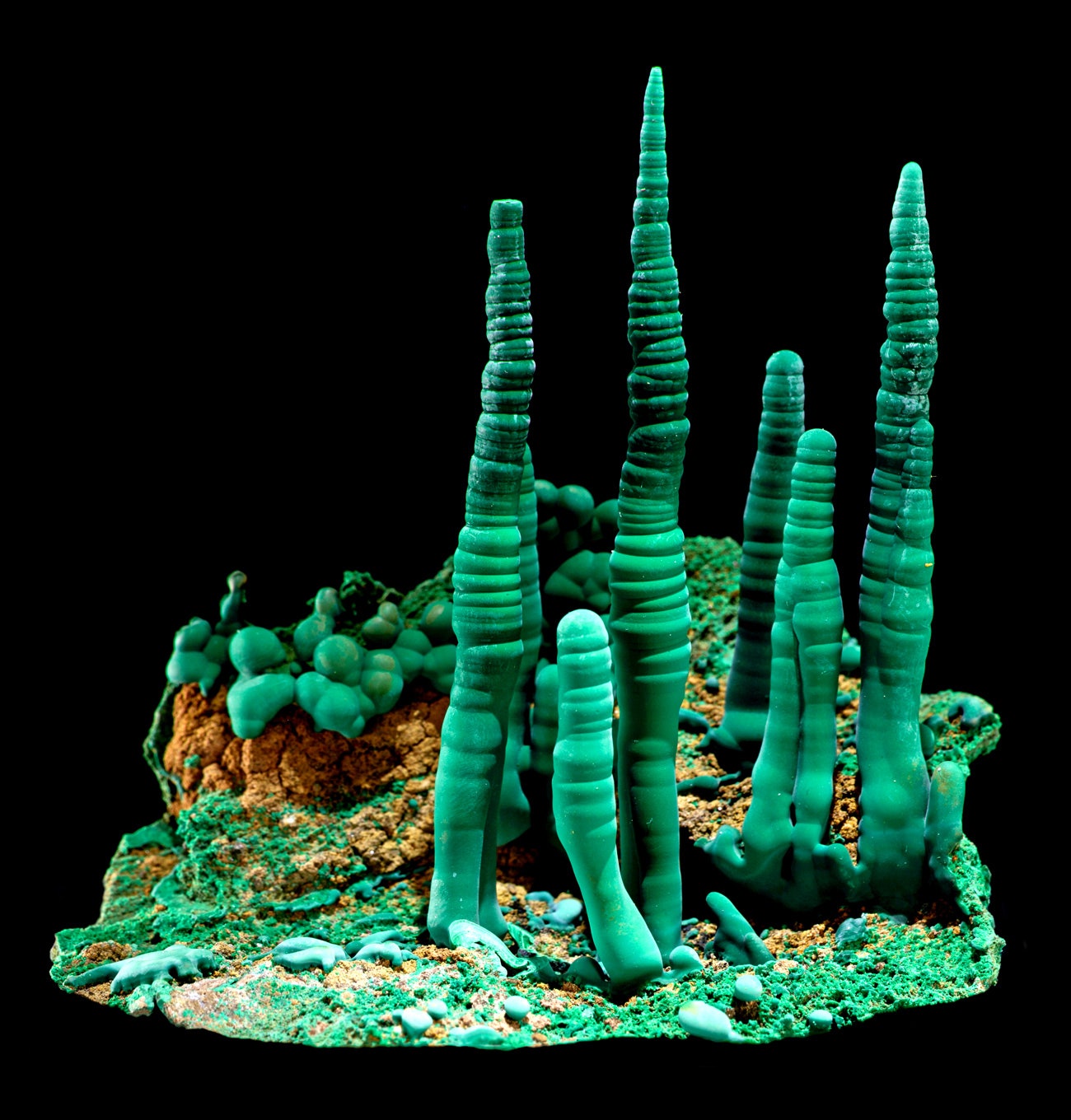 Formaciones de malaquita azul-verde que forman torres altas