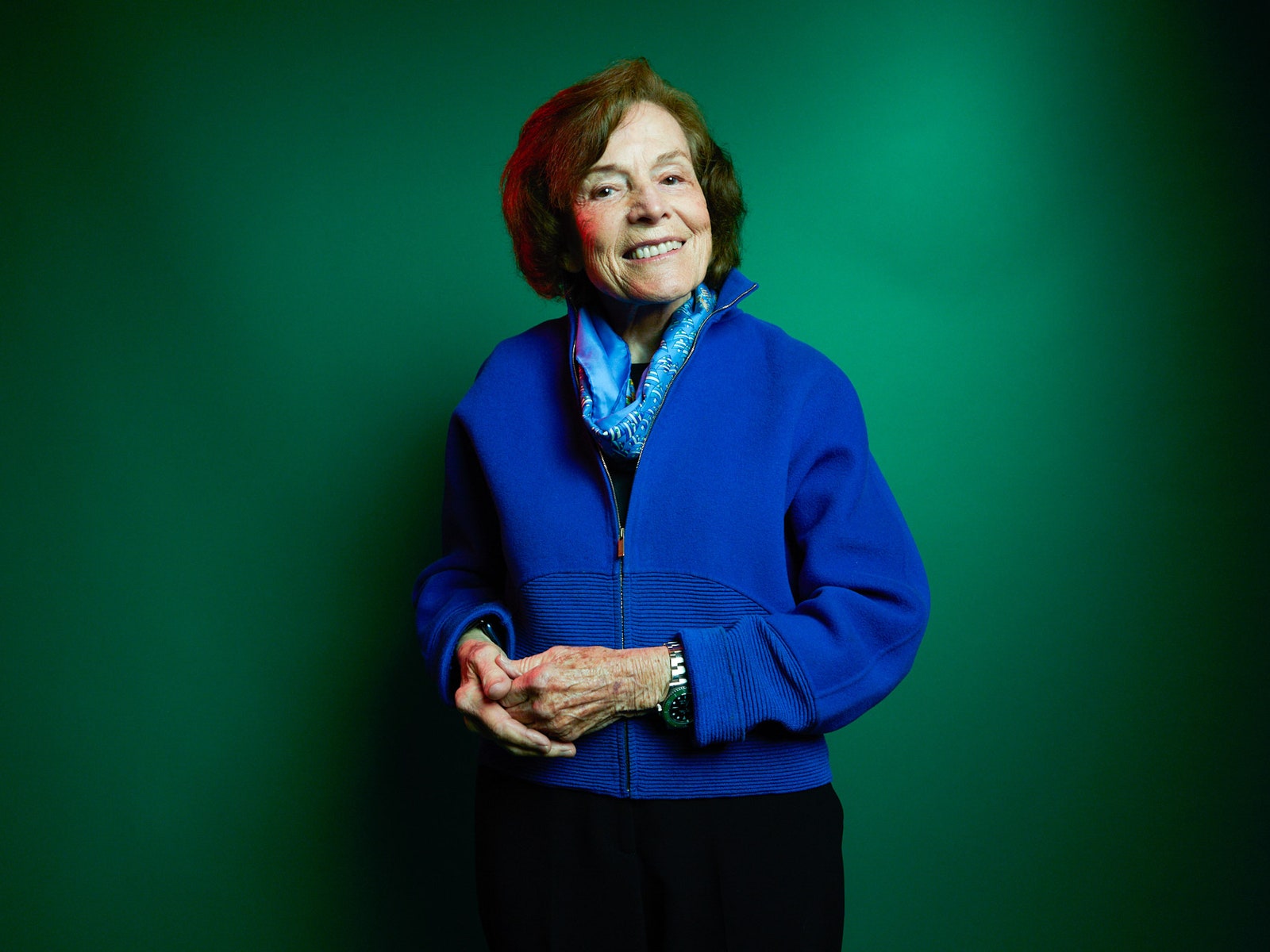 Retrato de Sylvia Earle sobre un fondo verde