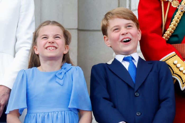 La princesa Charlotte de Cambridge y el príncipe George de Cambridge observan un vuelo desde el balcón del Palacio de Buckingham durante Trooping the Colour el 2 de junio de 2022 en Londres
