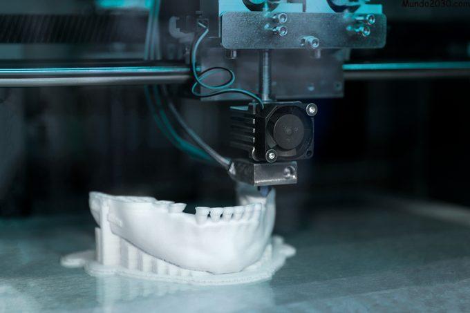 impresora médica 3d que imprime una mandíbula con dientes
