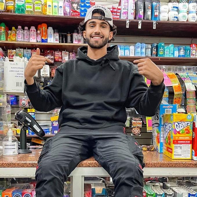 Ahmed Alwan sentado en el mostrador de la tienda de su familia