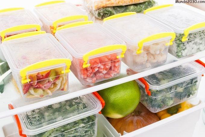 Alimentos congelados en el refrigerador.  Verduras en los estantes del congelador.