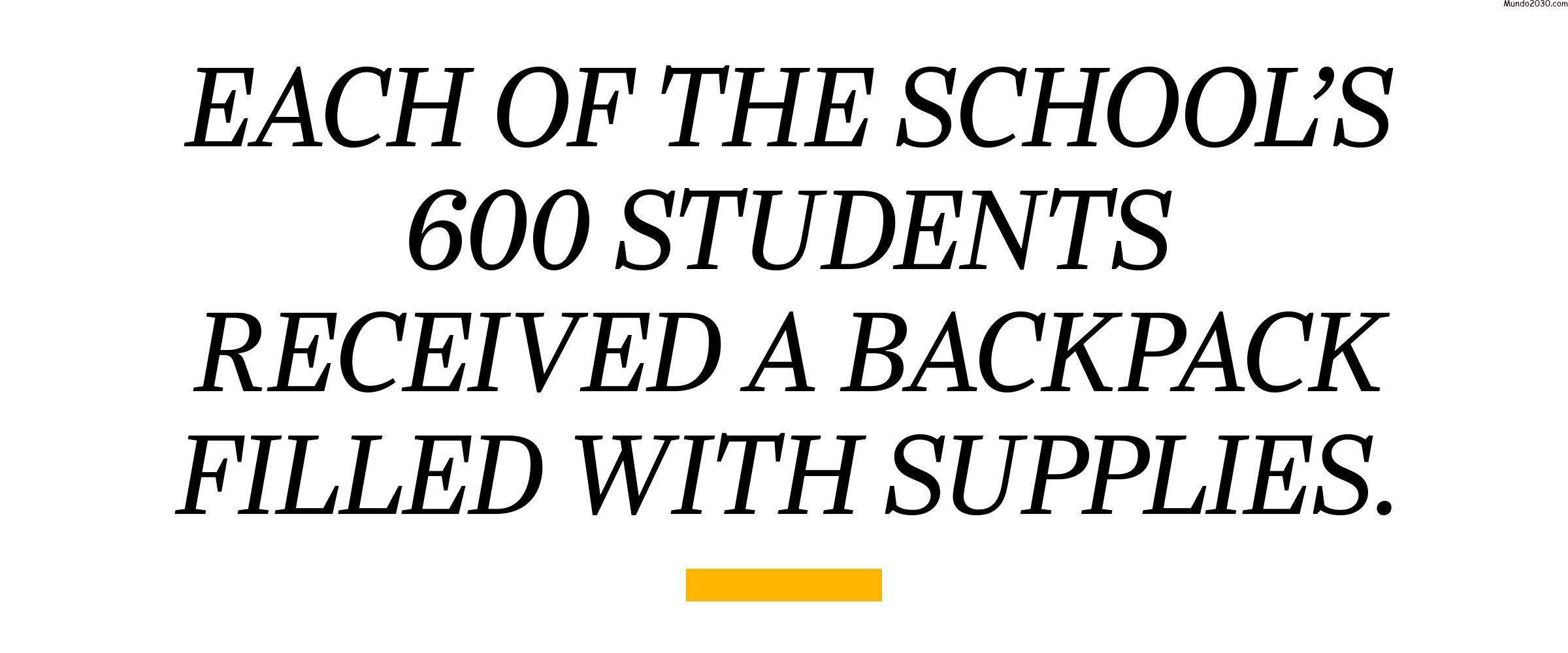 PULL CITA: Cada uno de los 600 estudiantes de la escuela recibió una mochila llena de útiles.