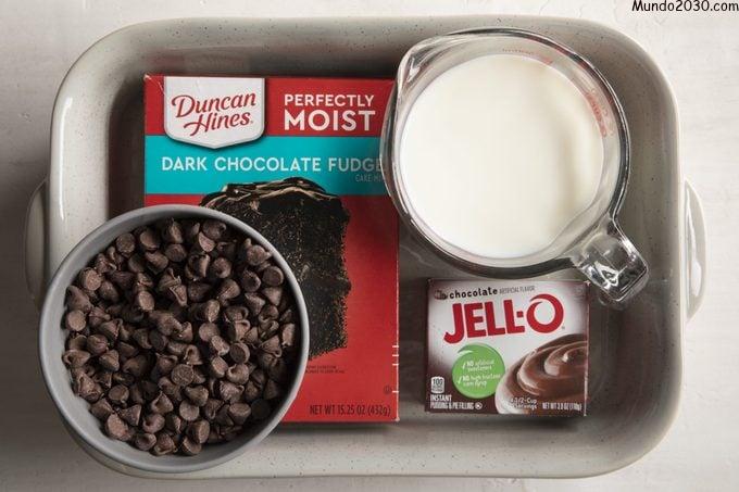 Ingredientes del pastel volcado de chocolate de 4 ingredientes diseñados dentro de la bandeja para hornear