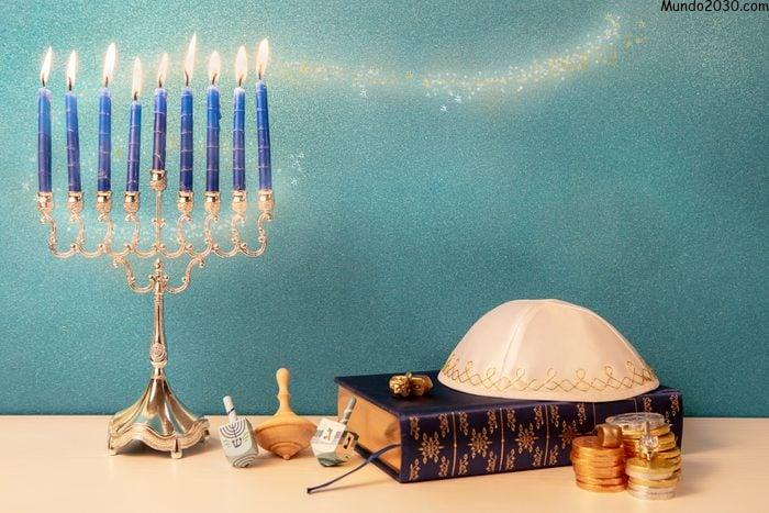 hanukkah bodegón con candelabro tradicional menorah, juguete de madera (dreidel) y otros atributos religiosos
