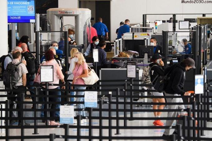 Los viajeros ingresan a una nueva área de control de la Administración de Seguridad del Transporte (TSA) durante la apertura de la expansión de la Terminal 1 en el Aeropuerto Internacional de Los Ángeles (LAX)