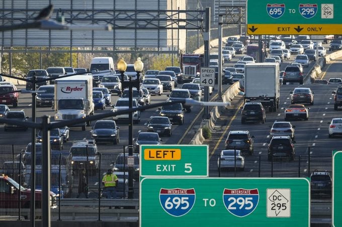 El tráfico pesado se mueve a lo largo de la Interestatal 395 en noviembre de 2022 en Washington DC