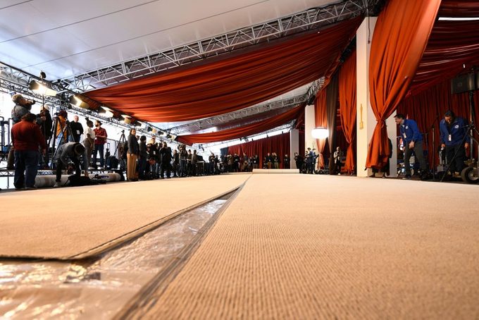 Los medios fotografían la alfombra color champán para el área de llegadas de la alfombra roja de los 95 Oscars a medida que se despliega a lo largo de Hollywood Boulevard