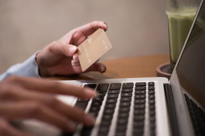 Pagar con tarjeta de crédito en línea con una computadora portátil