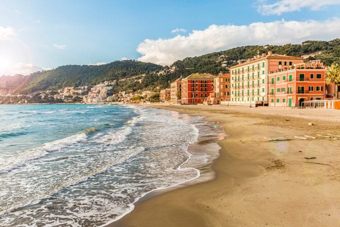 Playa idílica de Laigueglia, provincia de Savona, Liguria, Italia