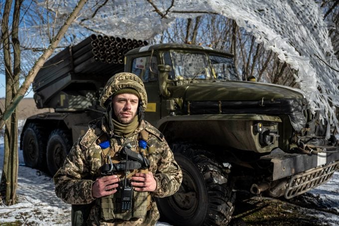 Soldados ucranianos apuntan a las tropas rusas con cohetes en el sur de Donbass