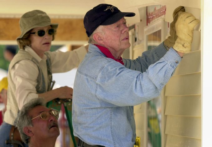 El ex presidente Carter trabaja en viviendas de Hábitat para la Humanidad