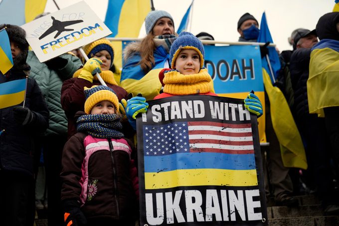 Personas de América del Norte se reúnen para apoyar a Ucrania en el aniversario de la invasión rusa