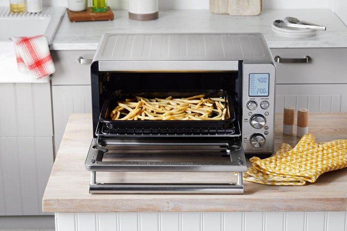 Patatas fritas mcdonalds en un horno tostador abierto en una cocina moderna