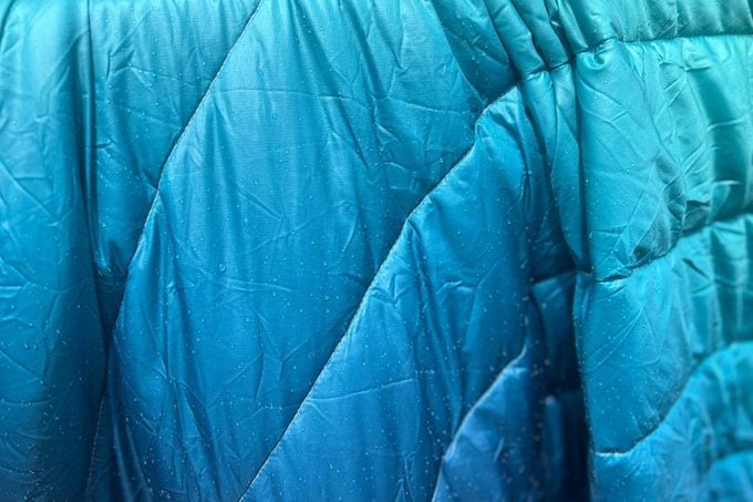 Cerca de una manta de camping Rumpl con gotas de agua
