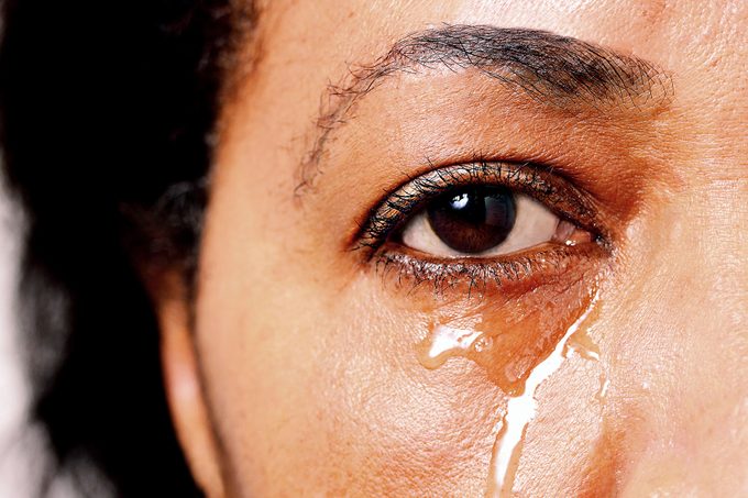 Triste mujer afroamericana llorando con lágrimas rodando por su rostro