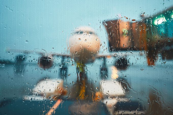 Un avión se sienta en la puerta del aeropuerto mientras la lluvia retrasa el tráfico aéreo